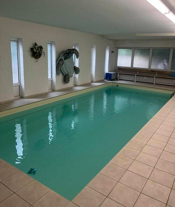 Das private Schwimmbad der Flossenclub Schwimmschule mit ruhigem, warmem Wasser